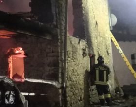 Incendio di un porticato in località Costa Vescovado: ancora in corso la bonifica del sito