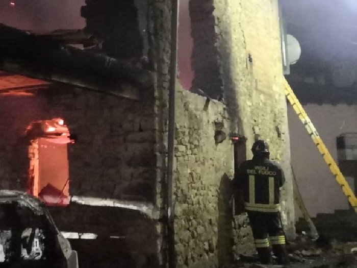Incendio di un porticato in località Costa Vescovado: ancora in corso la bonifica del sito