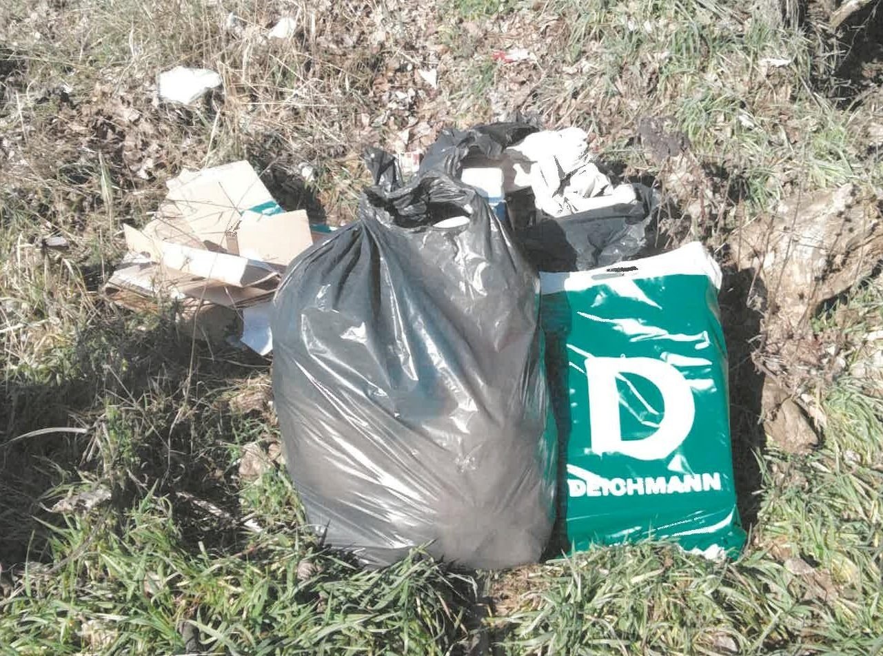 Ancora rifiuti abbandonati lungo la strada: multa da 600 euro