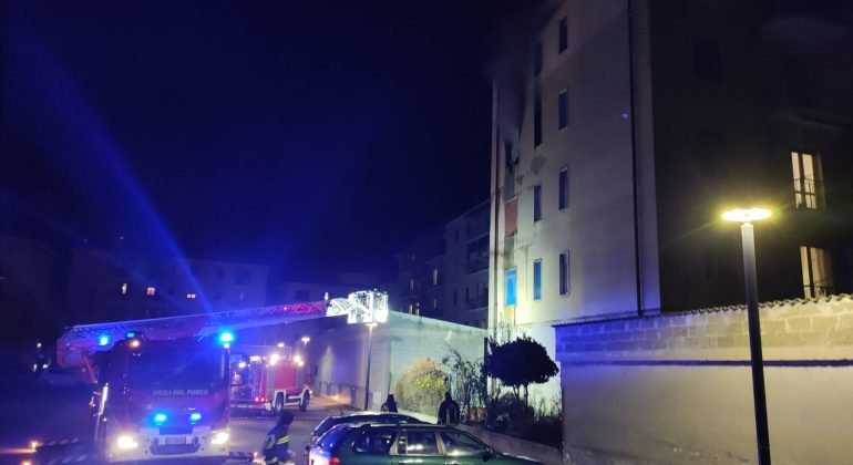 Incendio di un appartamento ad Acqui: due persone lievemente intossicate. Evacuate diverse famiglie