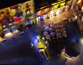 Le affascinanti geometrie luminose in piazzetta della Lega svelate dal drone