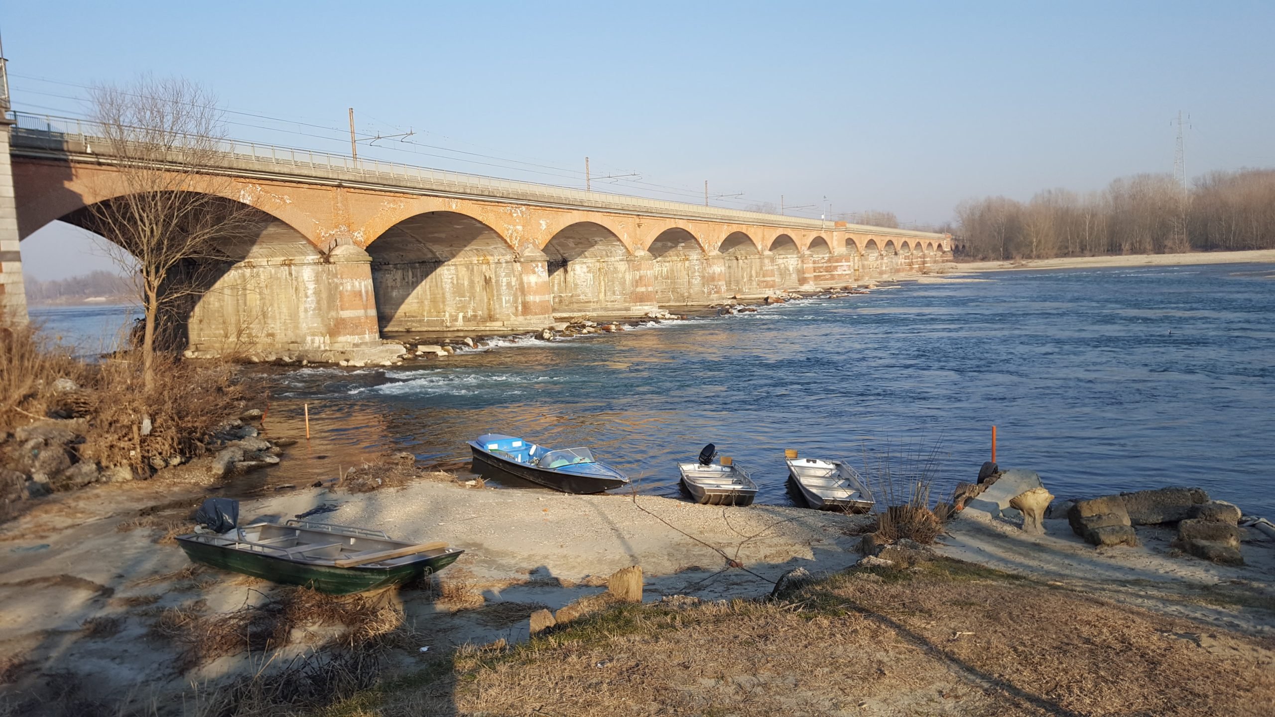 Spariscono alcune barche al Ponte di Ferro a Valenza: sul posto le forze dell’ordine