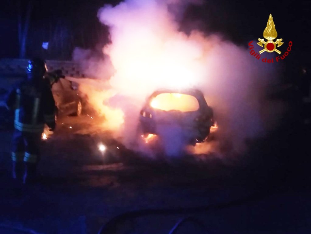Due auto in fiamme a Valenza in via Volta