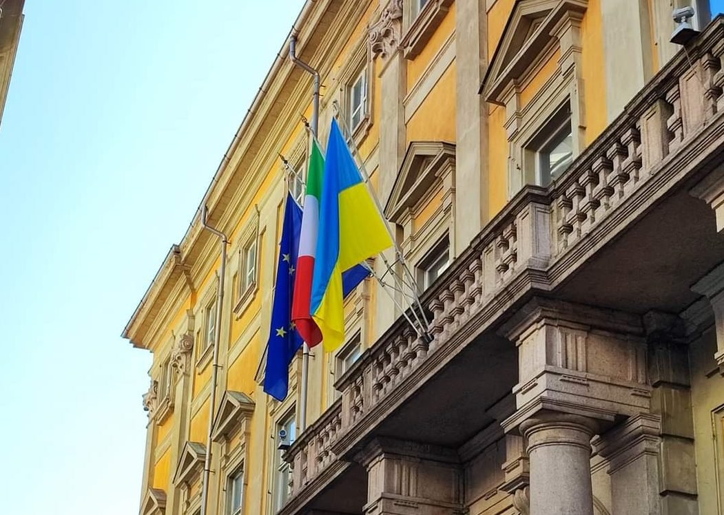 Anche a Valenza esposta la bandiera dell’Ucraina per dire no alla guerra