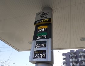 Quanto costerebbe la benzina senza tasse e accise: Italia tra i Paesi con i prezzi più alti
