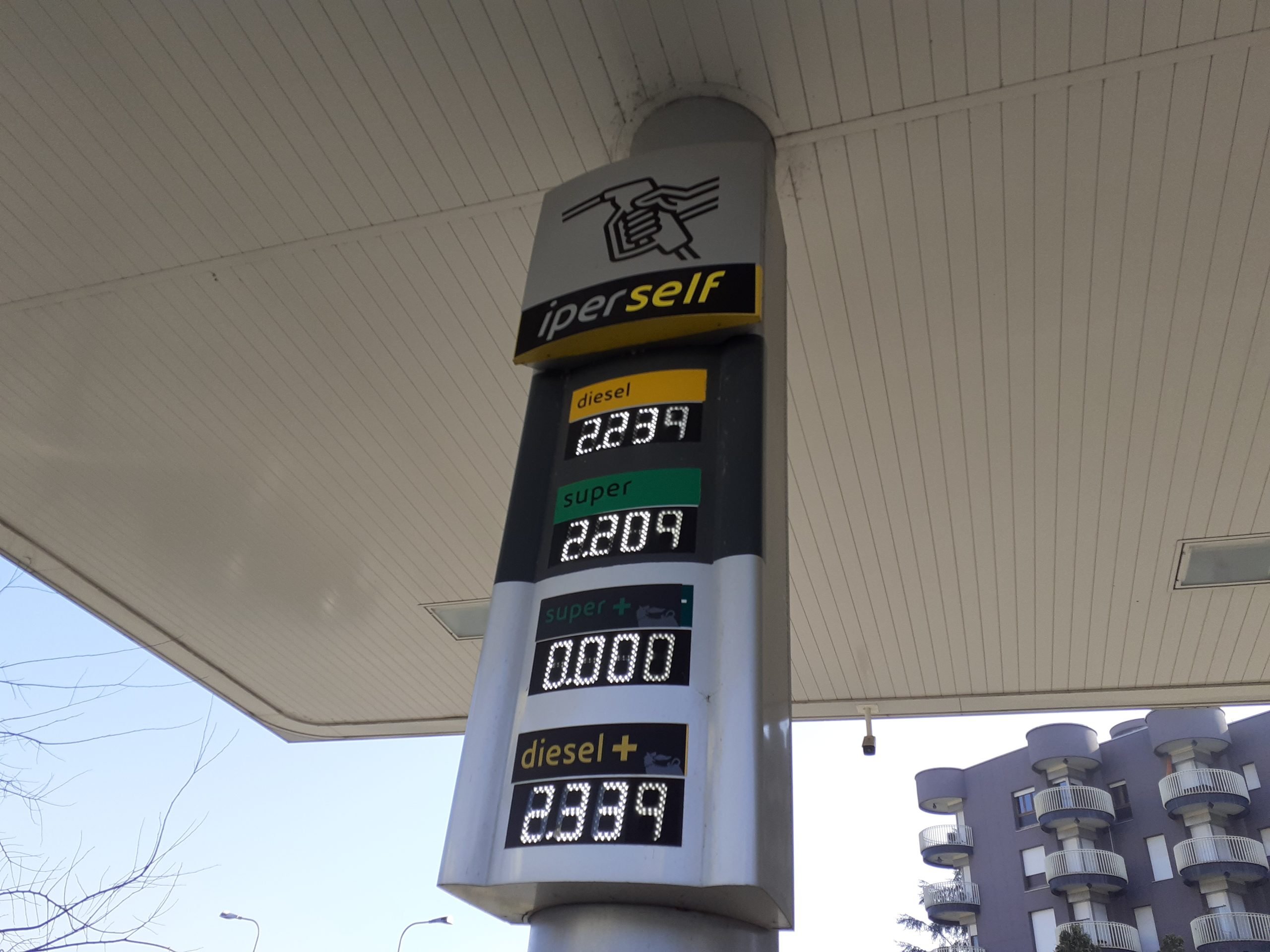 Quanto costerebbe la benzina senza tasse e accise: Italia tra i Paesi con i prezzi più alti