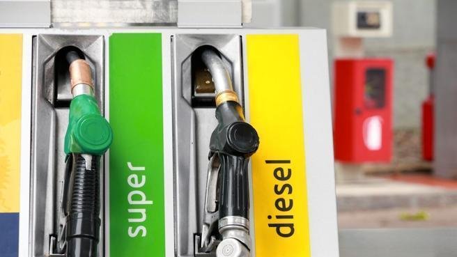 Carburanti: tonfo quotazioni gasolio, balza la benzina, prezzi alla pompa ancora in calo