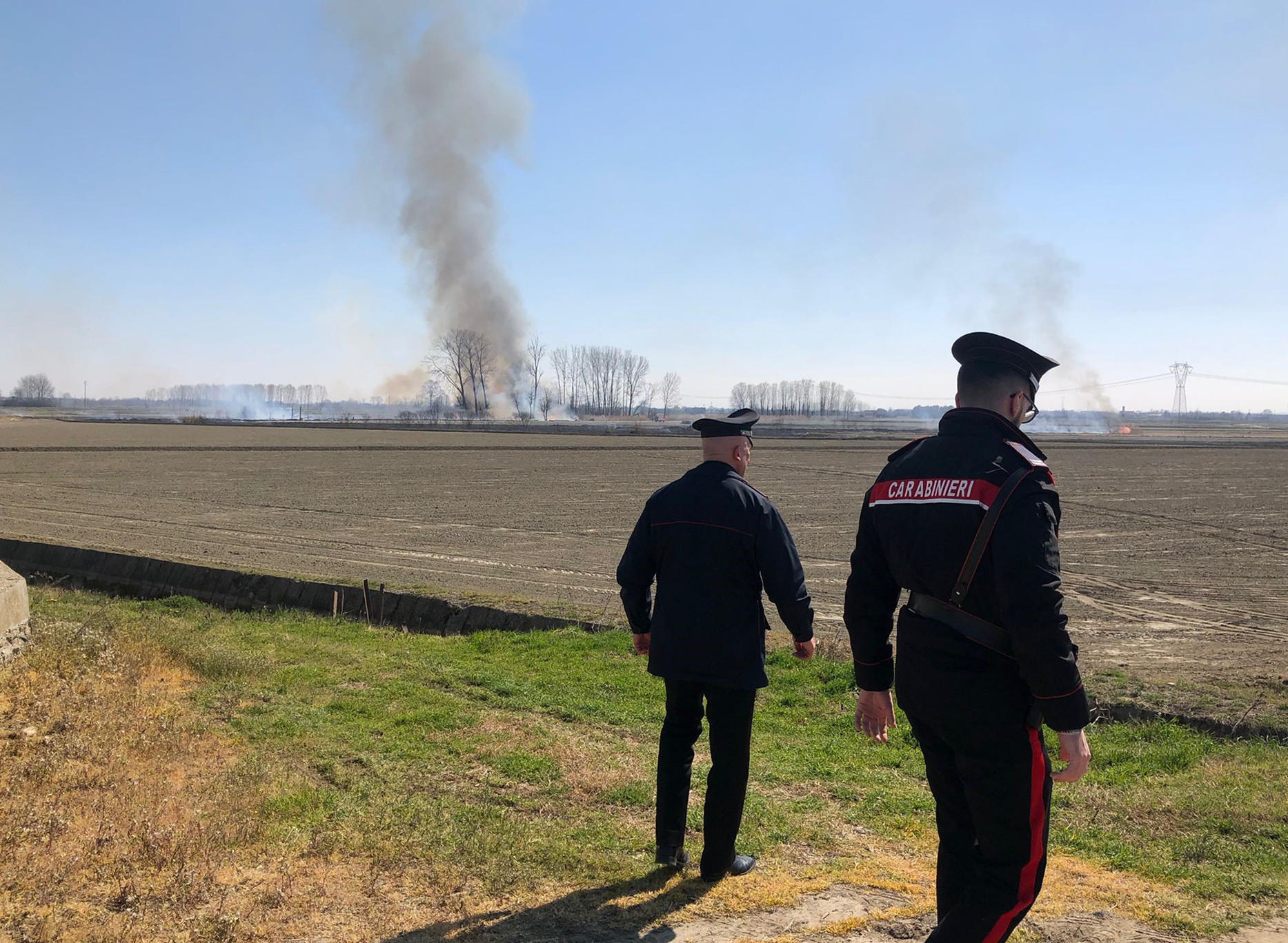 Il video dell’incendio di un canneto a Casale Monferrato