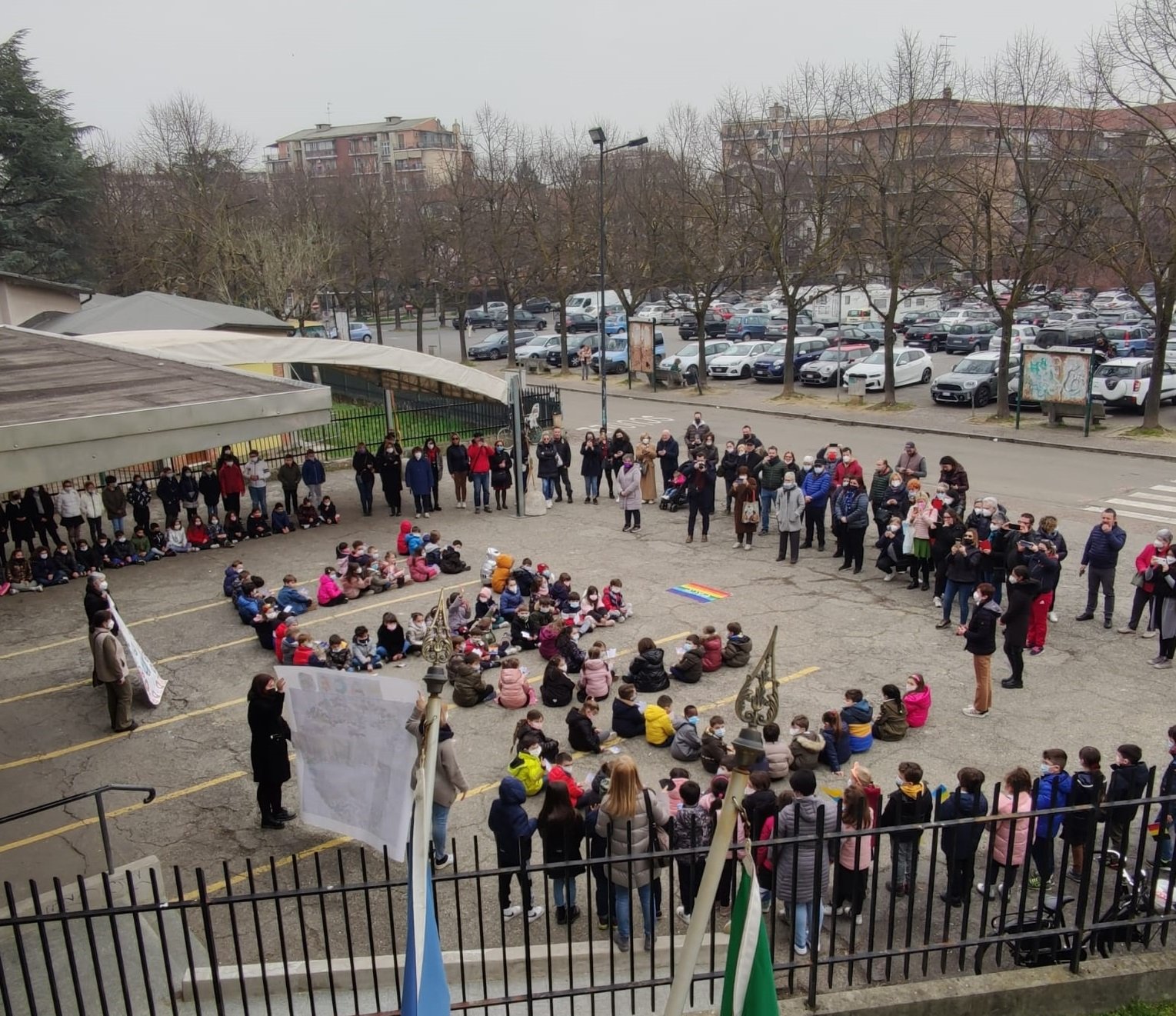 A Valenza flash mob silenzioso dei bambini della 7 Fratelli Cervi per invocare la Pace