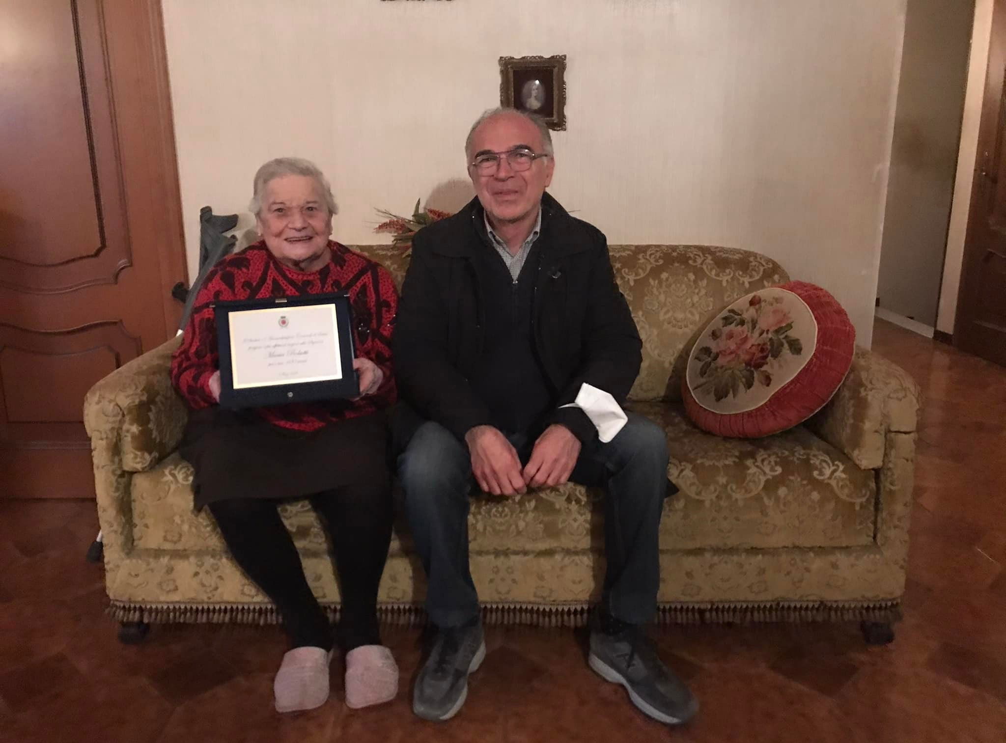Una solerina centenaria: il Comune premia con una targa la signora Maria