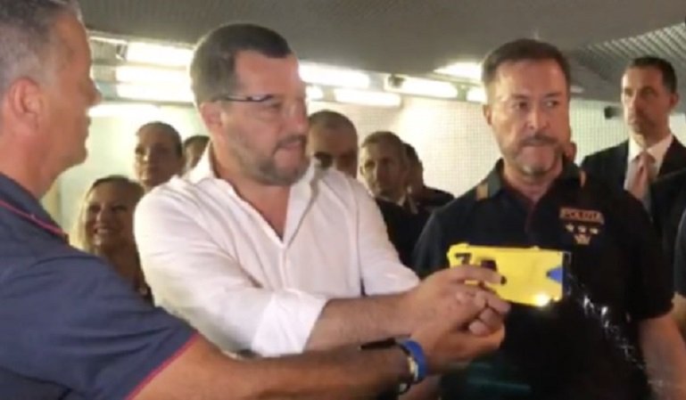 Salvini: “Dopo Torino serve il taser nelle altre città del Piemonte”. Nel 2018 anche Cuttica era d’accordo