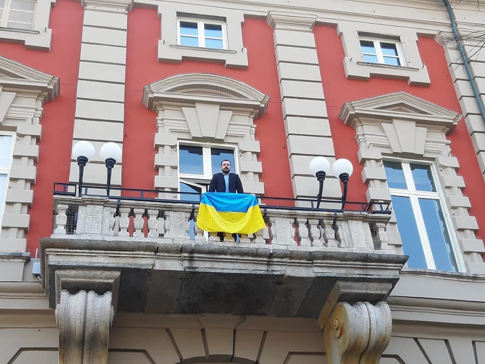 Da oggi la bandiera dell’Ucraina sarà appesa fuori dal Comune di Alessandria