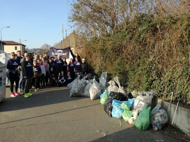 A Valmadonna la raccolta rifiuti dei volontari di Plastic Free e dell’associazione Fiab