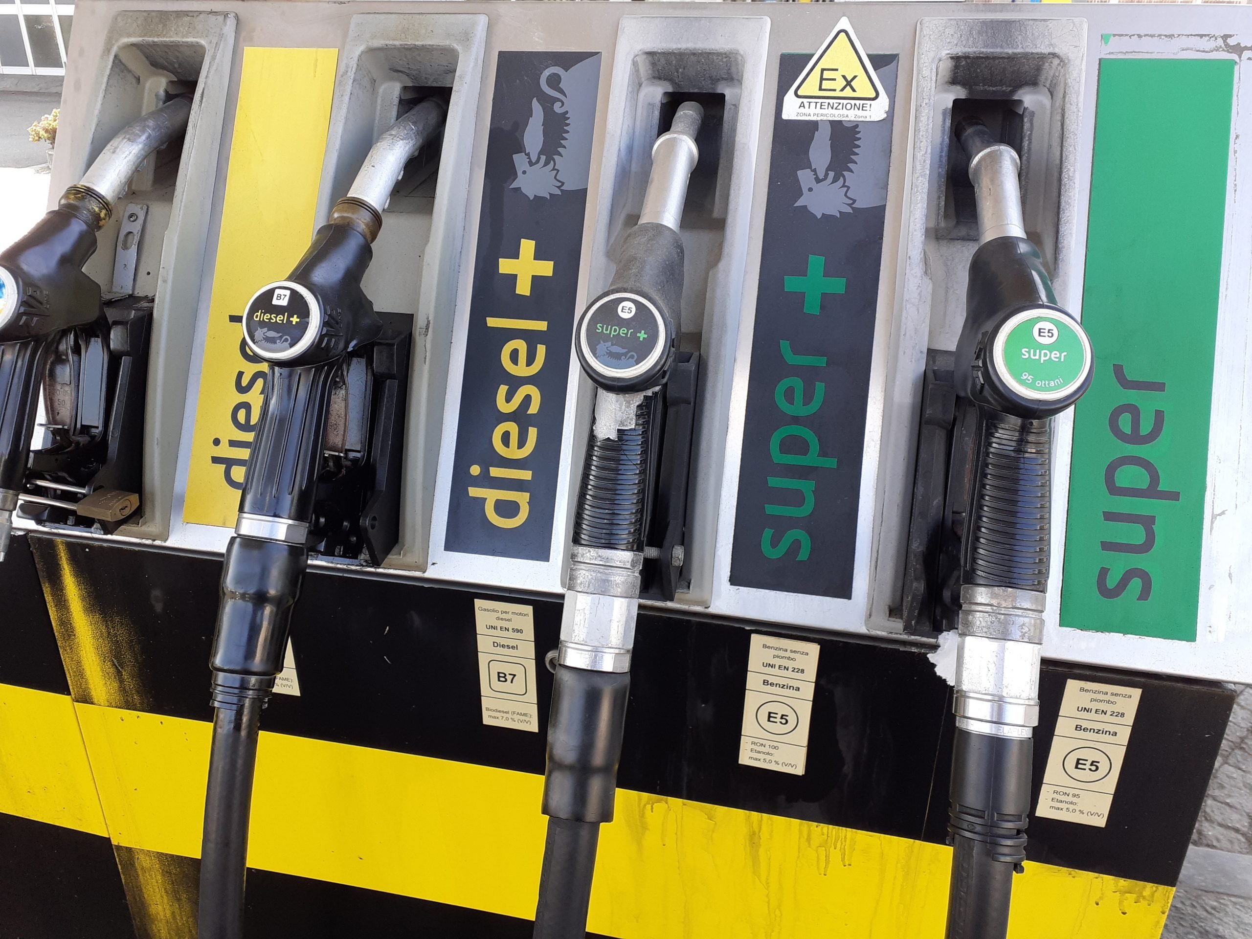 Tornano a scendere i prezzi di benzina e diesel