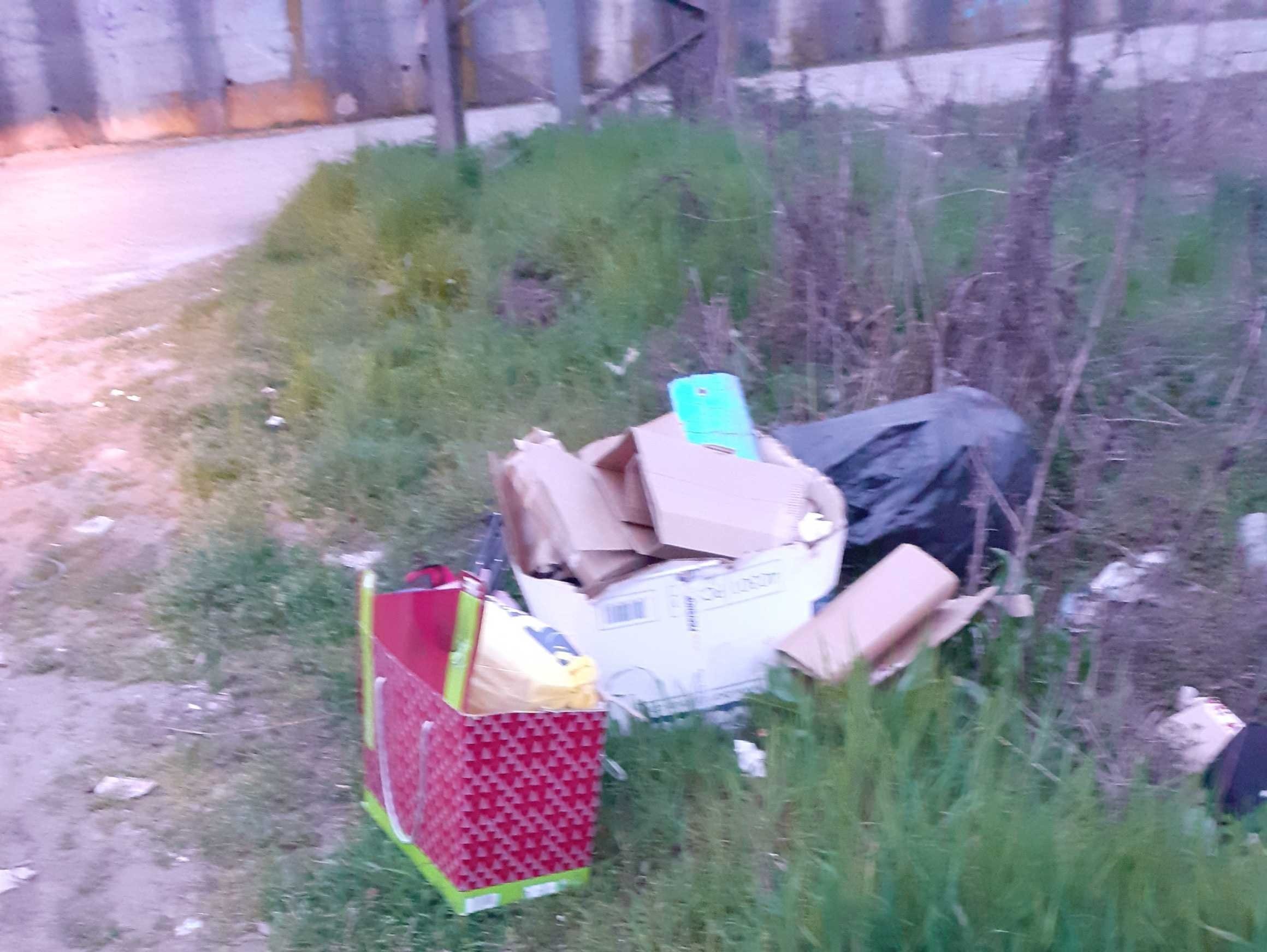 Abbandona sacchi della spazzatura in strada a Novi ma dentro c’erano documenti con i suoi dati: multato
