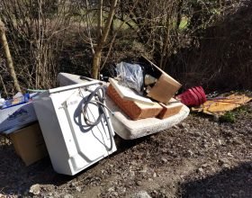 Mobili ed elettrodomestici abbandonati: a Tortona scoperti i responsabili di due discariche abusive