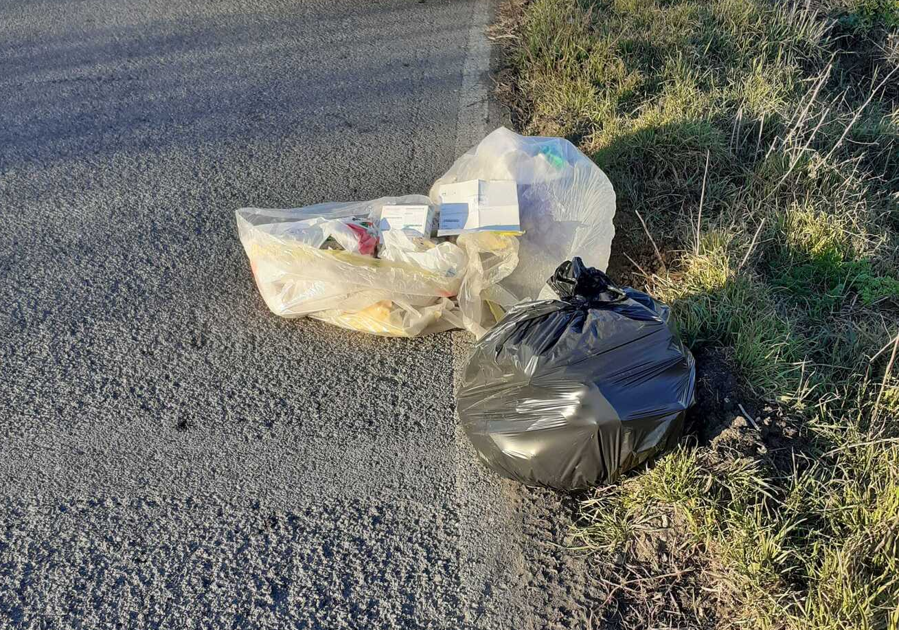 A Novi abbandona dei rifiuti sul ciglio della strada: 600 euro di multa