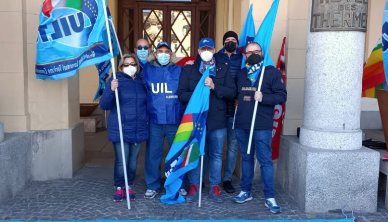 Crisi Terme di Acqui, davanti al Grand Hotel il presidio dei lavoratori: “La città ha risposto”