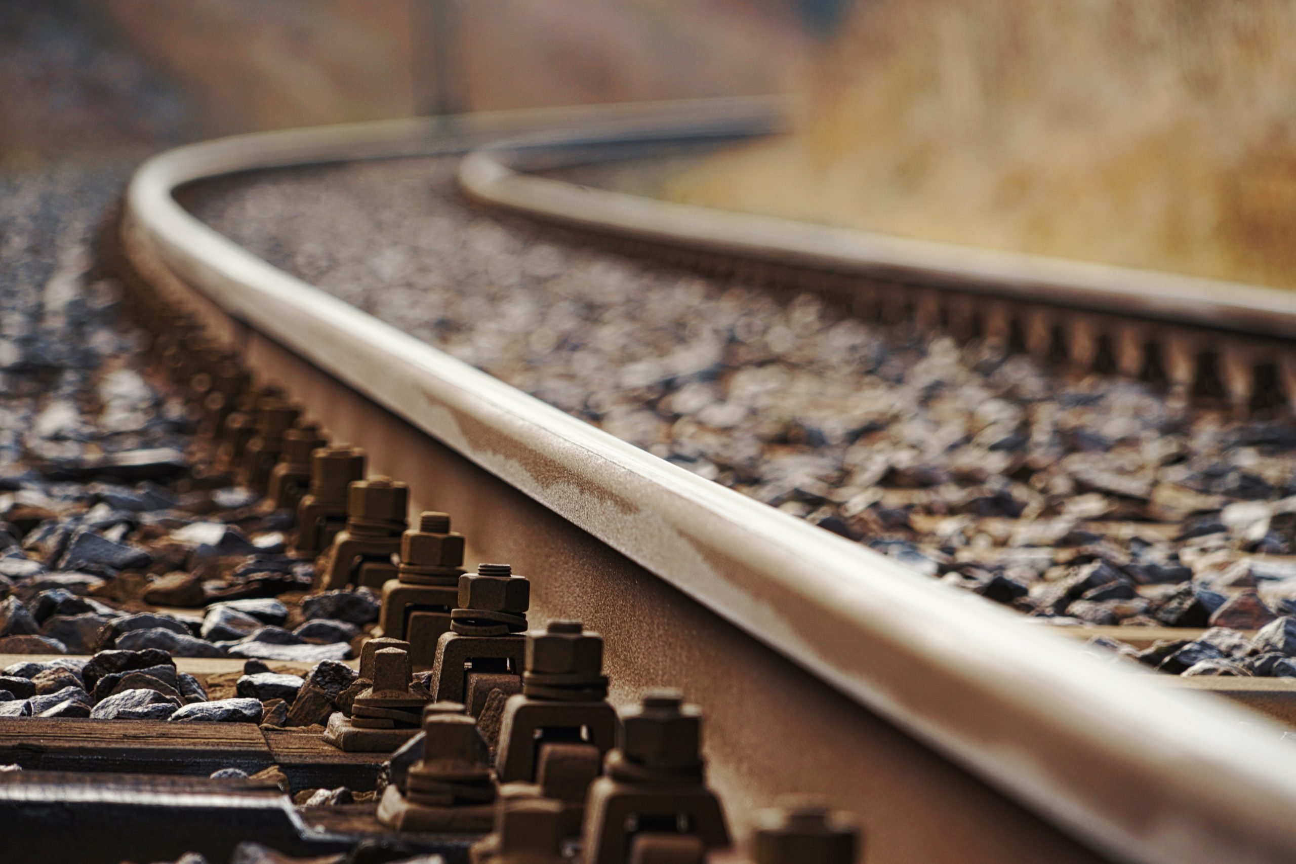 Un’altra tragedia sui binari: treno travolge una persona nella stazione di Novi