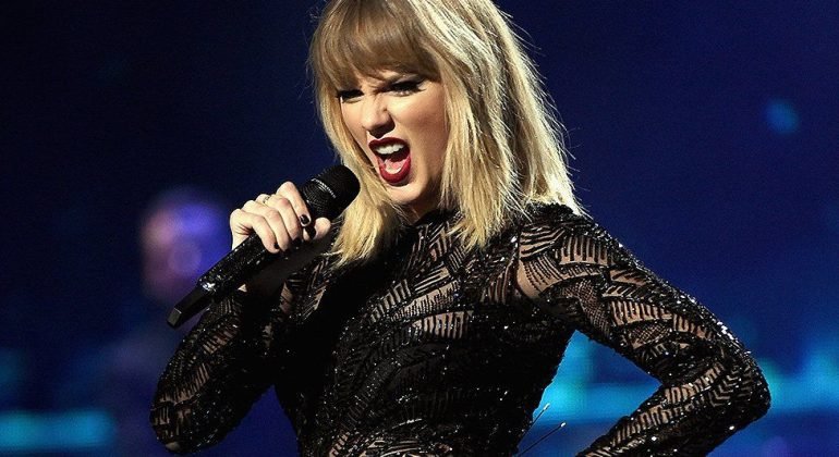 Perché Taylor Swift sta ripubblicando i suoi vecchi album?