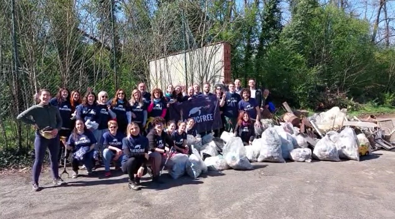Anche ad Alessandria i volontari “Plastic Free” ripuliscono la città dai rifiuti abbandonati