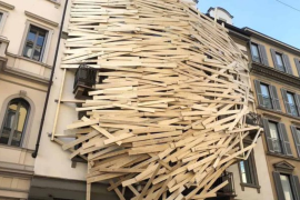 Quelle misteriose assi in legno sugli edifici di Milano