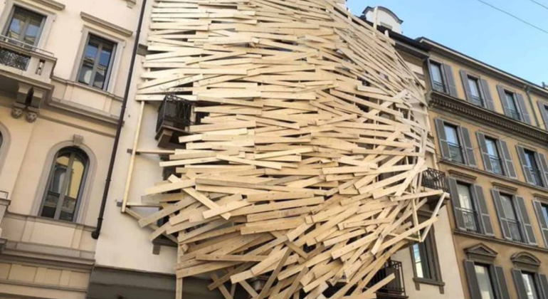 Quelle misteriose assi in legno sugli edifici di Milano