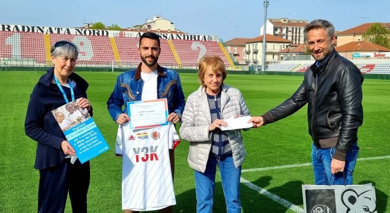 I Grigi segnano un gran gol per i bambini ucraini: 2700 euro all’Unicef grazie alla vendita delle magliette