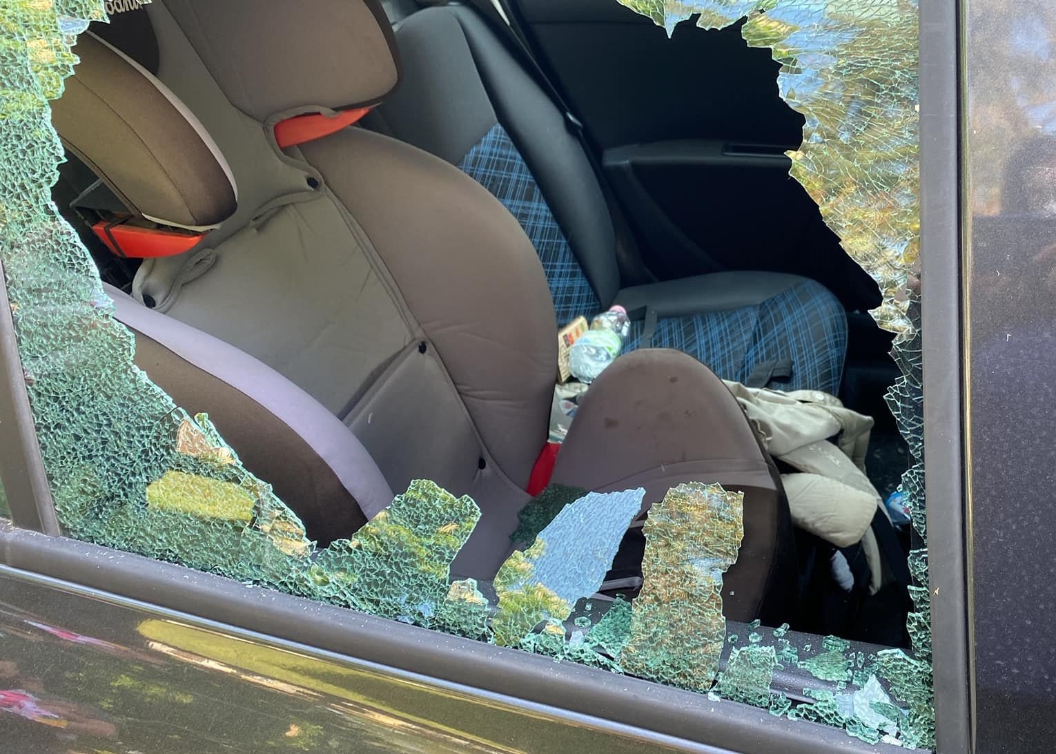 Infrangono il vetro dell’auto per rubare un cellulare giocattolo: è successo a Novi Ligure