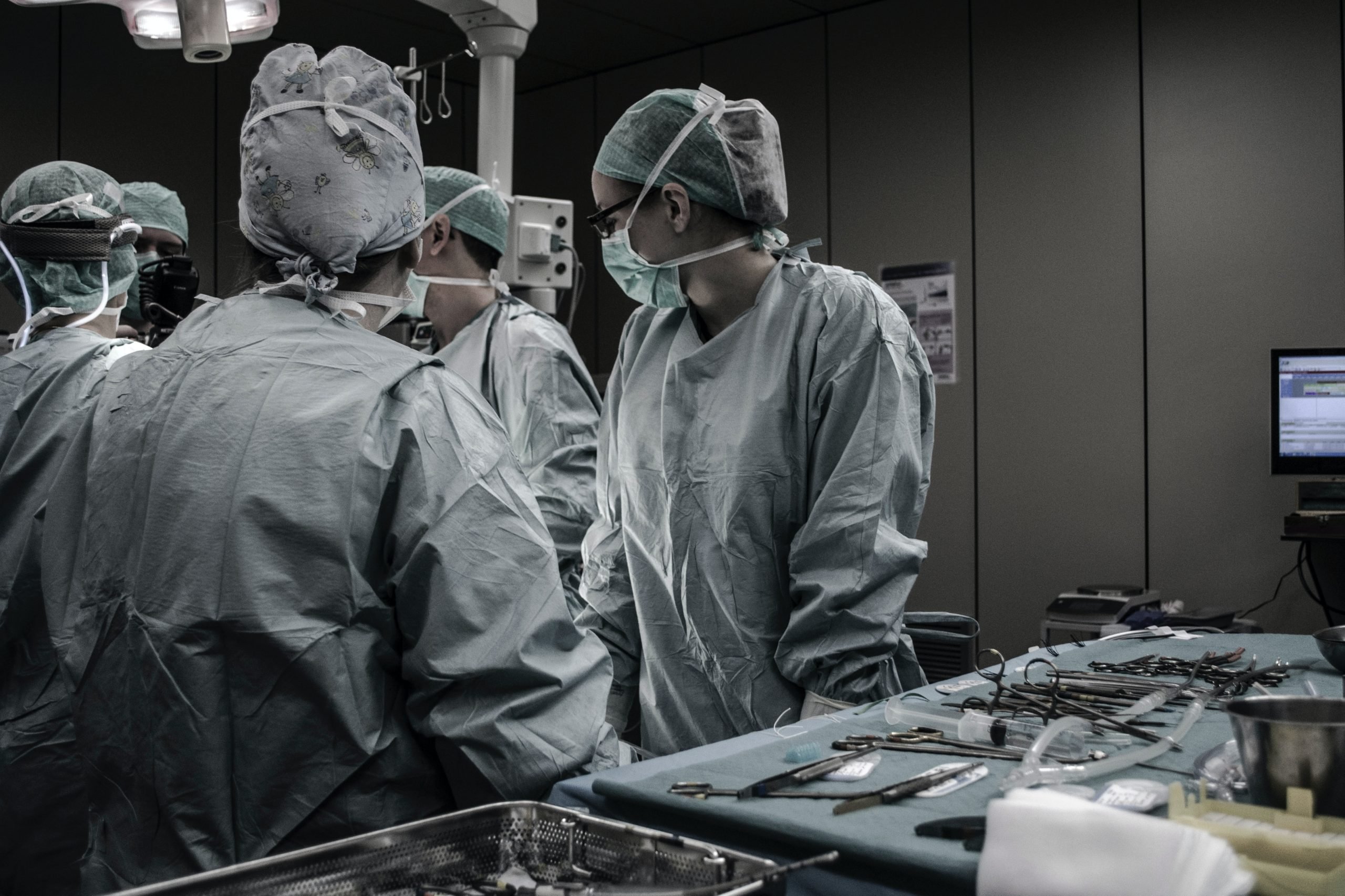 Chirurgia: Pavia, maxi aneurisma curato senza tagli a paziente sveglio