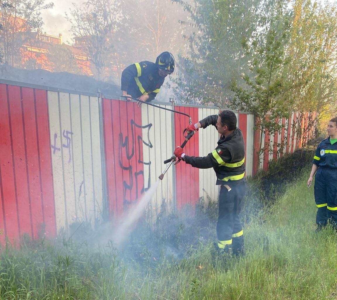 Incendio sterpaglie a Valenza: sul posto i Vigili del Fuoco e i Carabinieri