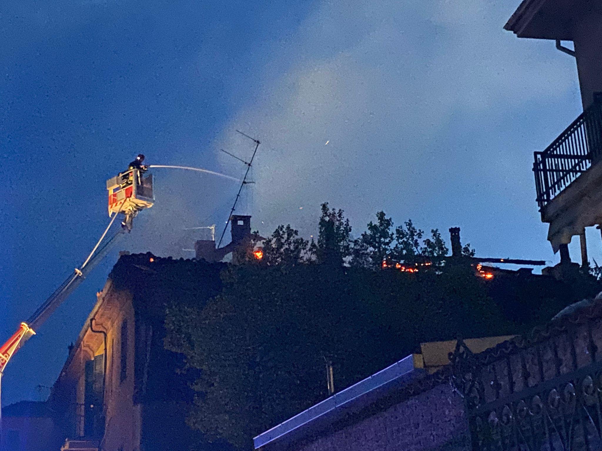Incendio di un tetto in viale Cellini a Valenza: sul posto i Vigili del Fuoco