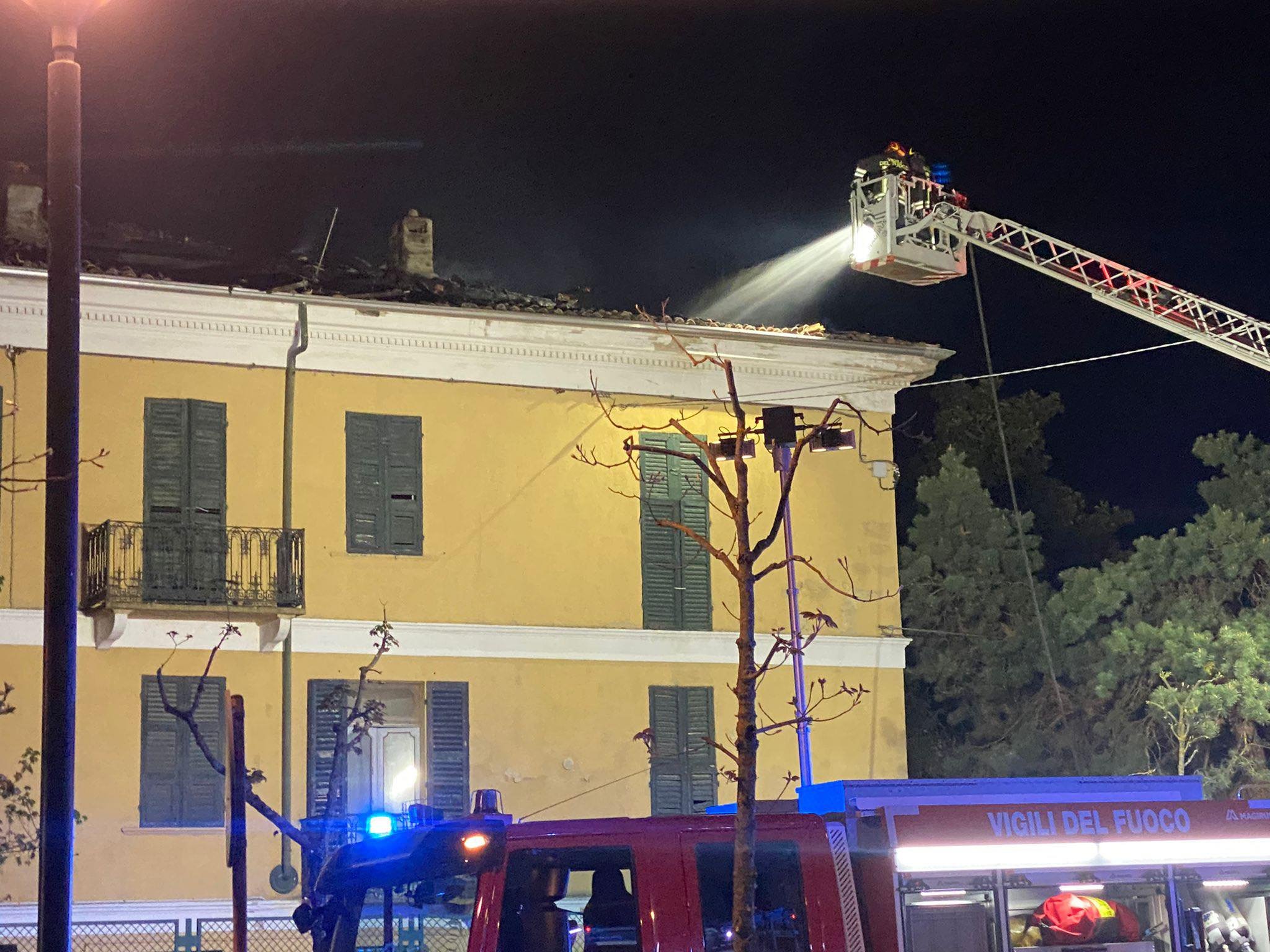 A fuoco un tetto in viale Cellini a Valenza, sindaco: “Fiamme causate da una grigliata, edificio inagibile”