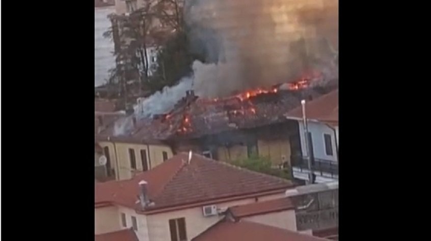 Incendio di un tetto in viale Cellini a Valenza: le fiamme riprese dall’alto