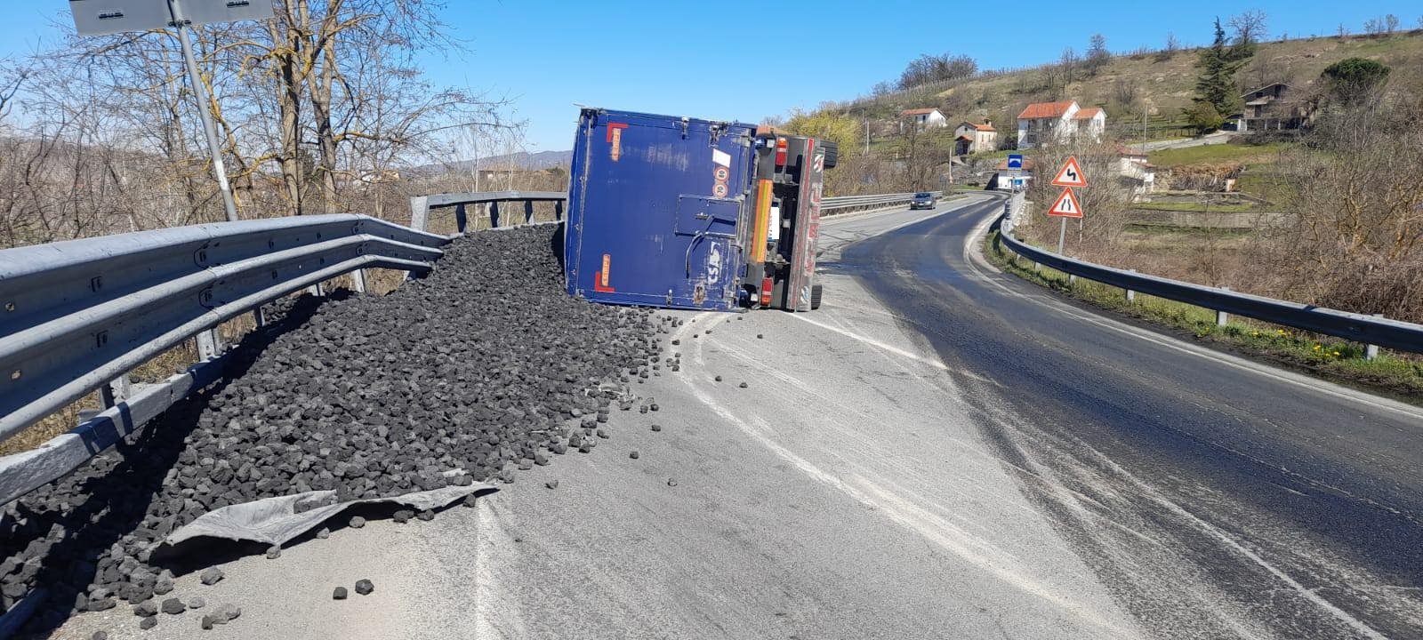 Camion si ribalta a Spigno Monferrato: nessun ferito ma la strada è chiusa