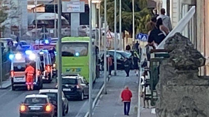 Tragico scontro frontale tra due auto in via Pavia ad Alessandria: morto un uomo e un ferito grave