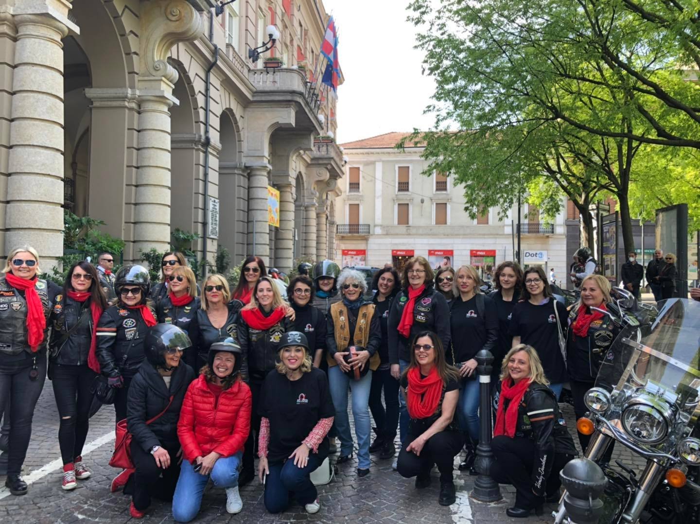 Inaugurata la scarpetta rossa contro la violenza sulle donne alla rotonda tra via Boves e viale Massobrio