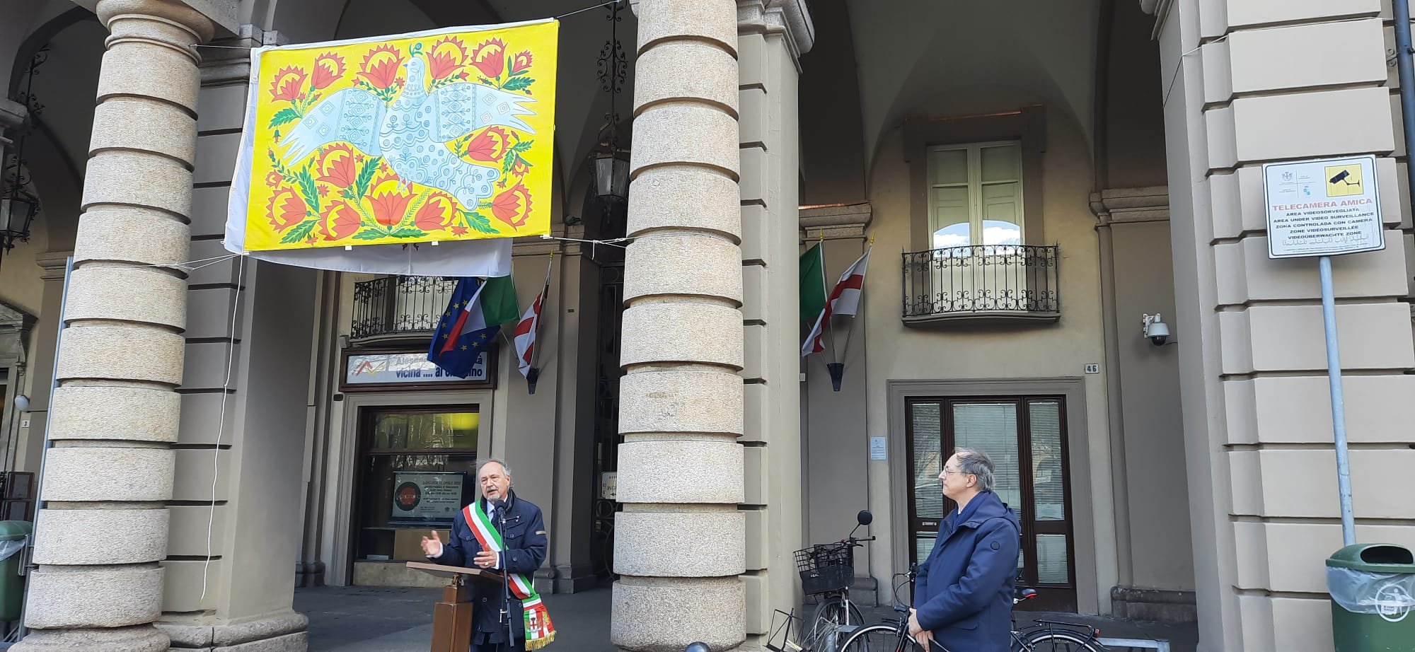 Ucraina: sul Palazzo Comunale di Alessandria il quadro per la pace realizzato dai detenuti