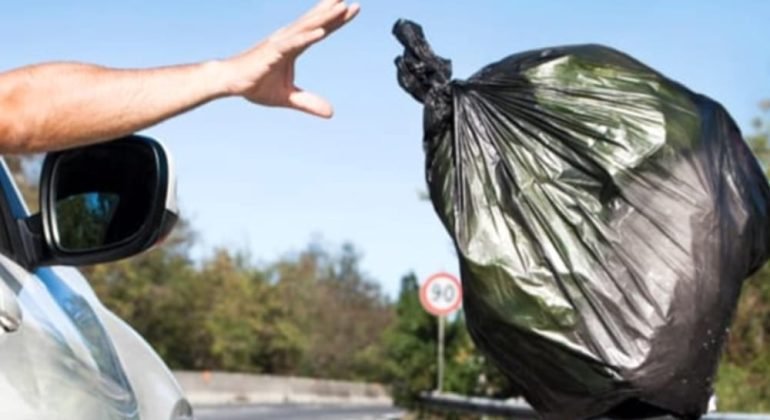 Nel novese due cittadini multati per abbandono rifiuti: pagheranno 600 euro