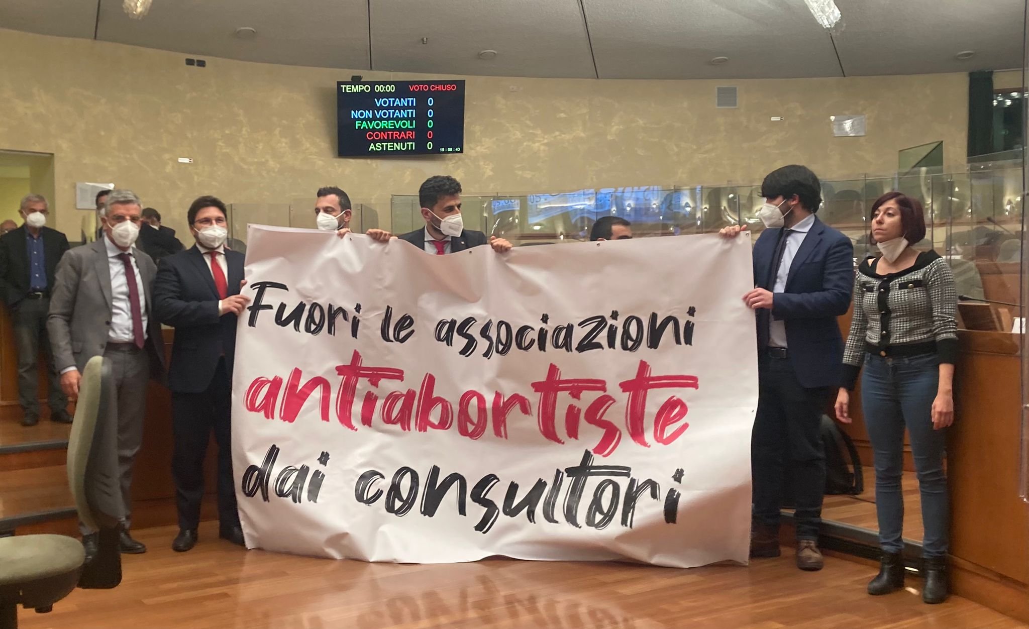 Striscione in consiglio regionale contro le associazioni antiabortiste: “Vadano fuori dai consultori”