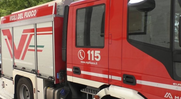 Vasto incendio di sterpaglie a Viguzzolo: tre squadre dei Vigili del Fuoco al lavoro