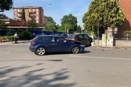 Incidente in via Pochettini: auto finisce contro un muretto