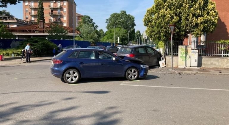 Incidente in via Pochettini: auto finisce contro un muretto