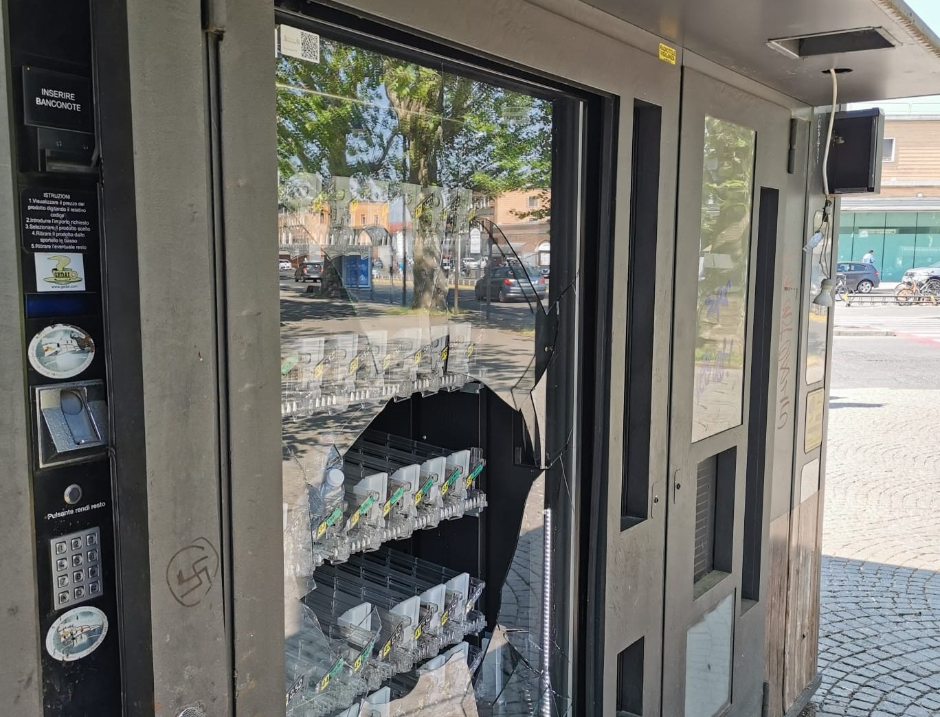 Distributore danneggiato e svuotato davanti alla stazione di Alessandria