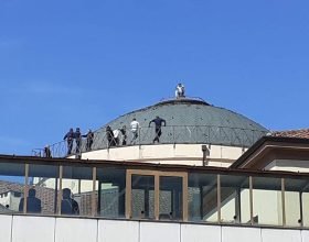 Detenuto sale sulla cupola del Don Soria di Alessandria. Convinto a scendere dopo 7 ore