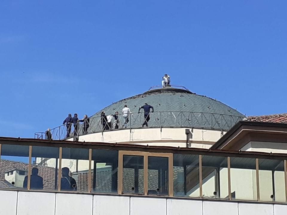 Detenuto sale sulla cupola del Don Soria di Alessandria. Convinto a scendere dopo 7 ore