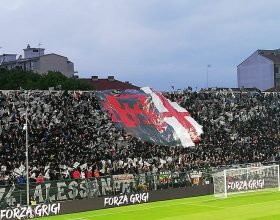 Alessandria Calcio-Vicenza: la suggestiva coreografia della Gradinata Nord prima del match