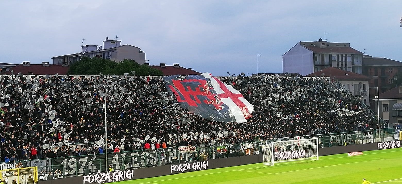 Alessandria Calcio-Vicenza: la suggestiva coreografia della Gradinata Nord prima del match