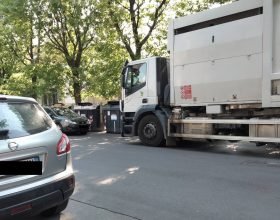 Quando il parcheggio selvaggio impedisce il lavoro degli altri: auto davanti ai bidoni e camion bloccato