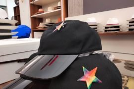 I cappelli Borsalino che celebrano il Pride. La vetrina allestita da Tessere le Identità